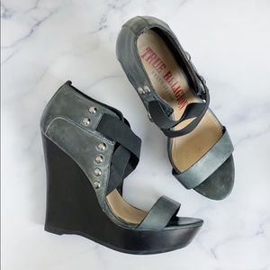 True Religion Humphrey Wedge Sandals 8 🌿